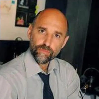 Quel est le nom de famille d'Hugo ?