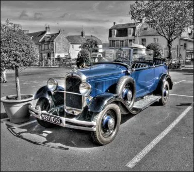 Souvenez-vous de cette chanson : "Et puis sa bagnole, les gars, elle est vraiment bizarre les gars..." :