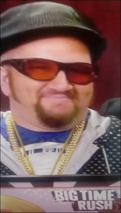 Comment s'appelle leur parolier ?