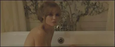 Dans quel film qu'elle a réalisé, Angelina Jolie est-elle nue aux côtés de Brad Pitt ?