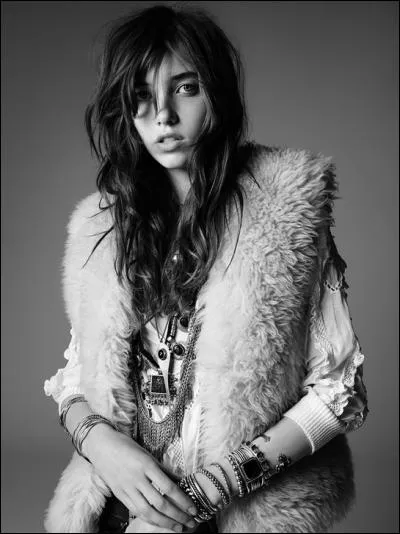 Dans la chanson de C. Jerôme "Kiss me", où voyait-on un anneau ?