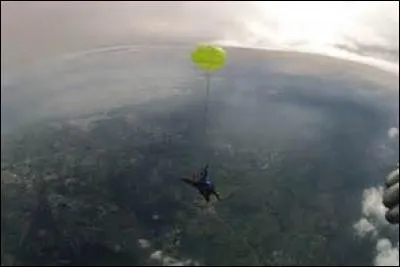 Quand Nais, Benjamin et Dania sont partis en sortie faire du saut en parachute, qui au dernier moment a décidé de ne pas le faire ?