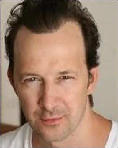 Qui joue le rôle d'Adolf Hitler ?