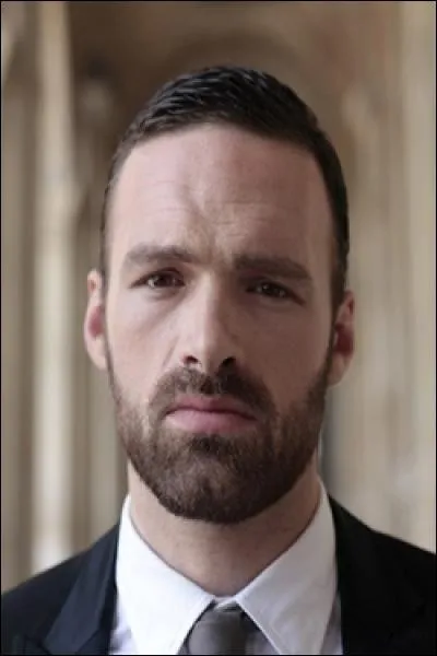 Le sergent Chester est devenu lieutenant mais sa maladresse joue souvent contre lui, quel est son 'running gag' ?