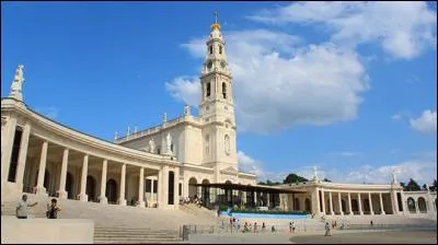 Dans quel pays situez-vous la ville de Fátima, célèbre lieu de pèlerinage depuis que des récits y font état d'apparitions de la Vierge ?