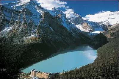 Où situez-vous la ville de Lake Louise, devant son nom au superbe lac situé à proximité, qui accueille chaque année une manche de la Coupe du monde de ski alpin ?