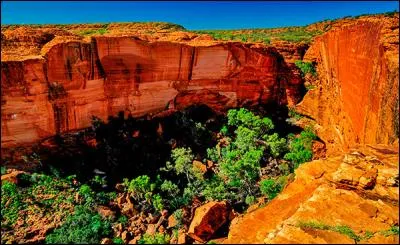 Restons en Australie. Comment se nomme cette ville située en plein centre de l'Australie, au beau milieu du désert, et qui constitue le point de départ principal pour aller admirer le célèbre Ayers Rock ?