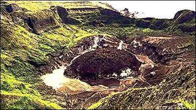 Quel volcan causa la mort de 3 000 personnes en 1711 ?