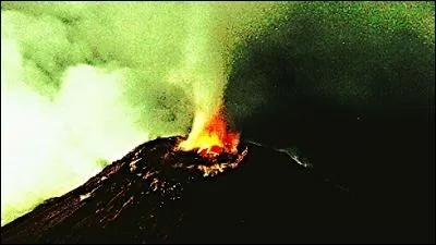 Quel volcan produisit des coulées pyroclastiques formées de gaz volcaniques, de vapeur d'eau et de particules solides qui causèrent la mort de 5 000 personnes en 1929 ?
