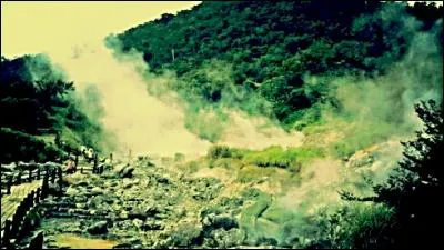 Quel volcan causa des explosions et des tsunamis en 1792 ?