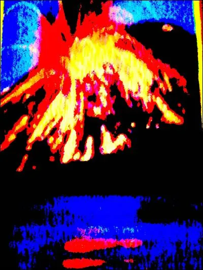 Quel volcan indonésien de 813 m entra en éruption en 1883 d'une façon si violente qu'elle pulvérisa l'île où il se trouvait et causa un tsunami si fort qu'il retourna des bateaux au large des côtes sud-africaines ?