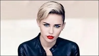 Tu peux la reconna&icirc;tre en regardant son clip en 2014 :