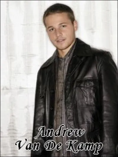 Fils de Bree et Rex et frère de Danielle. Il fait partie de l'équipe de natation de son lycée. Sa principale motivation est de faire enrager sa mère qu'il dit détester profondément. C'est :