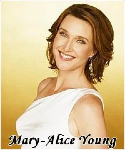 Comment se nomme cette femme qui se présente elle-même au cours de l'épisode-pilote comme une femme au bonheur presque parfait ! Elle est mariée à Paul et tous deux ont un fils, Zach, âgé d'une quinzaine d'années ?