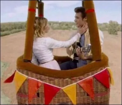 Que fait Le&oacute;n pour l'anniversaire de Violetta dans la saison 3 ?