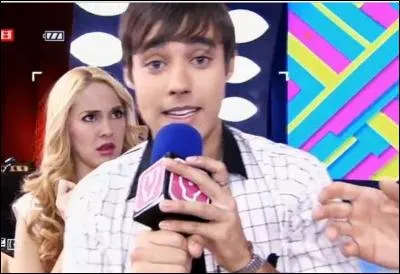 Que fait Le&oacute;n lors du concours de YouMix ?