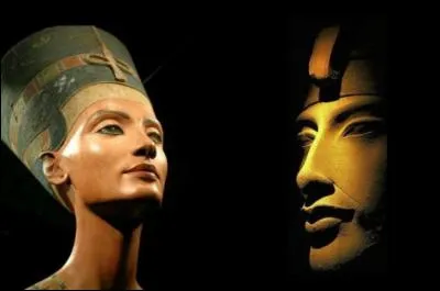 Akhenaton et Néfertiti ont essayé d'imposer le culte d'Aton, le disque solaire. Quel est le vrai nom d'Akhenaton ?