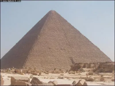 La pyramide de Khéops est la tombe du pharaon Khéops. Elle a été construite dans