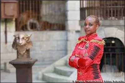 Comment s'appelle la femme qui surveille les tigres ?