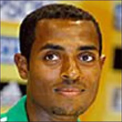 Quel champion du monde du 10 000 mètres, reconverti au marathon, détient le record du marathon de Paris ?