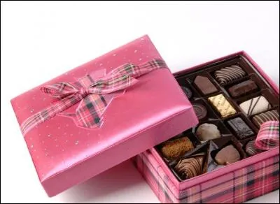 L - Un lucanophile collectionne des jouets en bois.