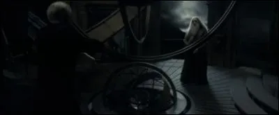 Quel sort jette-t-il a Dumbledore pour le désarmer dans la tour d'astronomie?