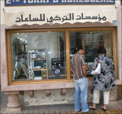 Ce magasin d'horloger tait occup auparavant par: