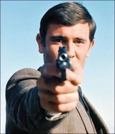 Qui a succédé à George Lazenby dans le rôle de James Bond lorsque celui-ci n'a pas été repris après le film "Au Service Secret de sa Majesté" ?