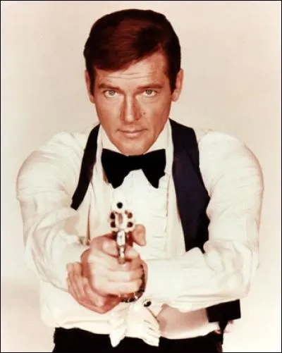 Qu'offre James Bond (Roger Moore) à une baigneuse lorsque sa Lotus Esprit sort de l'eau dans "L'Espion qui m'aimait" ?