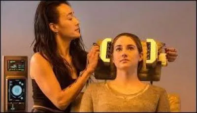 Que va découvrir Tris lors de son test d'aptitude ?