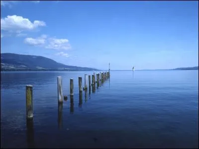 Où se situe le lac de Neuchâtel ?