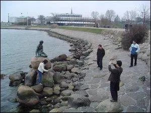 Dans quel pays cette sirne brave-t-elle les pluies et les temptes depuis bien longtemps ?