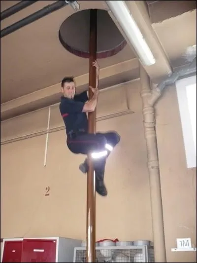 La perche que les pompiers utilisent pour partir plus vite en intervention s'appelle :