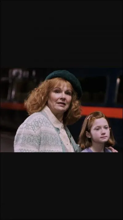 Avec qui Ron part-il au bal dans le 4e film ?