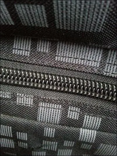 C'est un dispositif m&eacute;canique permettant l'ouverture et la fermeture rapide d'un v&ecirc;tement, d'un sac... C'est la...