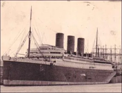 Le "Paris" était un paquebot transatlantique qui aura un incendie et chavirera en 1939 dans le port du Havre.