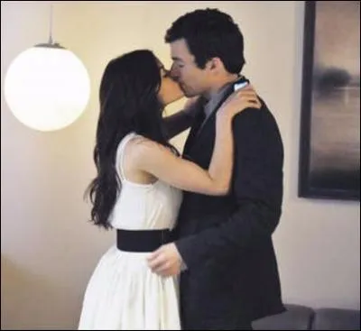 Où Aria a-t-elle rencontré Ezra Fitz ?