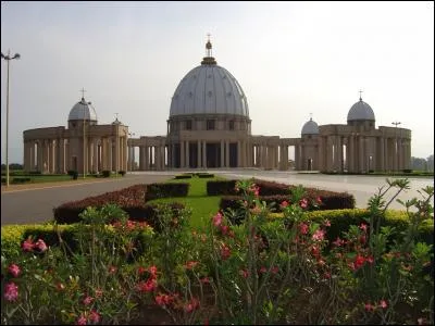 Dans quel pays se trouve Yamoussoukro, capitale de 300 000 habitants ?