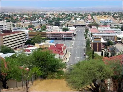 De quel pays Windhoek est-elle la capitale ?