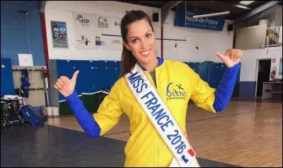 Iris Mittenaere est une jolie brune aux yeux...