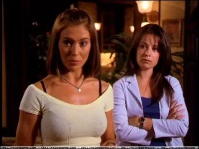 De qui tombent-elles toutes deux sous le charme ?