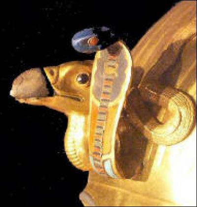 Sur la plupart des couronnes des pharaons, il y avait un serpent appelé «uraeus». Que symbolisait-il ?
