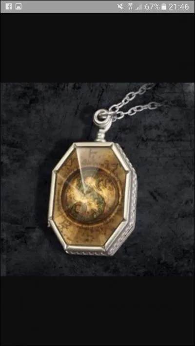 Quelles sont les initiales signant le mot trouvé dans le faux médaillon ?