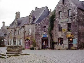 Locronan, village dans lequel le film  Chouans  a t tourn, se trouve :