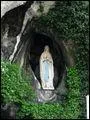 Haut-lieu du plerinage franais, cette grotte o serait apparue la Vierge, se trouve :