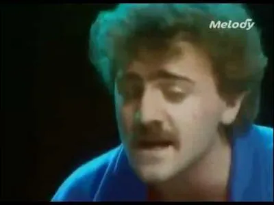 Regardez bien cette photo, elle vous donne le nom du chanteur, de là à trouver le titre, il n'y a qu'un pas à franchir !