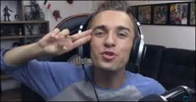 Que dit Squeezie à chaque début de vidéo ?