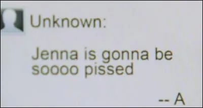À qui -A a-t-il envoyé ce sms : "Jenna va être si furieuse" ?
