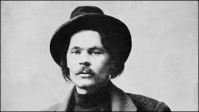 Né en 1868, sous quel pseudonyme est plus connu le romancier, dramaturge et homme politique russe, Alexis Peckov à qui on doit des uvres comme "Thomas Gordéiev" en 1899 ou encore la pièce de théâtre "Les Barbares", en 1905 ? (Suspect aux yeux de Staline, sa mort rapide pour cause de pneumonie, en 1936, alors qu'il est assigné à résidence, on fait naître un soupçon d'empoisonnement).
