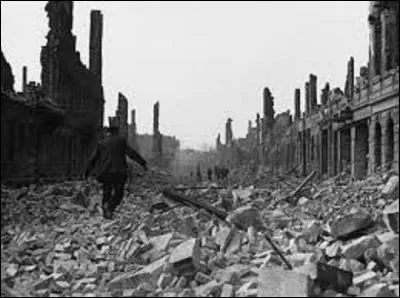 Du 13 au 15 février 1945, quelle ville allemande de la Saxe fut pratiquement rasée lors d'un bombardement américain et anglais, provoquant ainsi entre 22 700 et 25 000 victimes ? (Photo : une rue de cette commune après le bombardement).